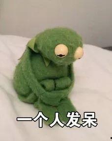 网红青蛙人偶吃瓜,趣味横生演绎网络潮流